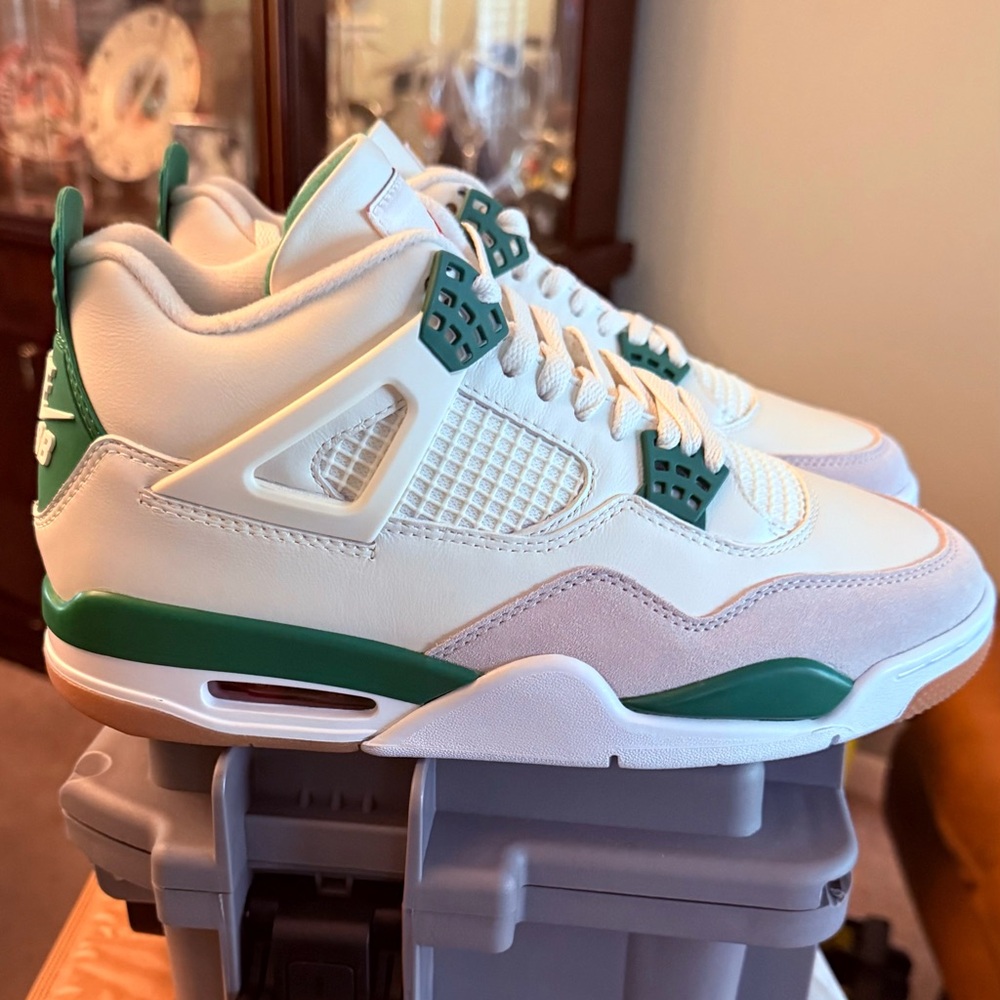 Jordan Sneakers White and Greenjordon 4 SP